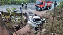 Sinop'ta Kum Yüklü Kamyon Devrildi