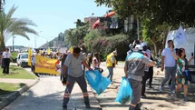1 Mayıs kutlamalarında yürüyen işçilerle çalışan işçiler aynı karede