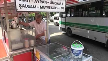 Adana'da 1 Mayıs'ta Çalışan Seyyar Satıcılar