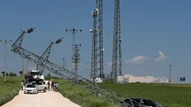 Adıyaman'da Otomobil Elektrik Direğine Çarptı