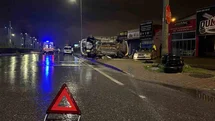 Kayseri’de otomobil park halindeki araca çarpıp yan yattı: 2 yaralı