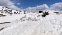 İran sınırında 3 metreyi aşan karda yol açma çalışması
