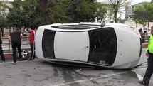 Siirt’te otomobil refüje çarptı: 3 yaralı