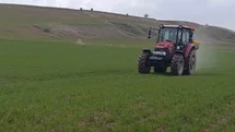 Ahlat’ta buğday tarlalarında gübre mesaisi