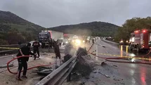 Bariyerlere çarparak yanan otomobilin sürücüsü feci şekilde can verdi