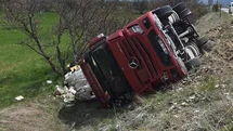 Erzincan'da Tır Devrildi