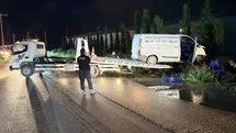 Antalya'da Kamyonet Su Kanalında Asılı Kaldı