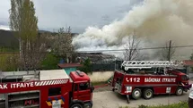 Isparta’da iki katlı ev, çıkan yangında zarar gördü