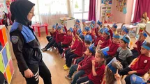 Polisler Miniklere Eğitim Veriyor