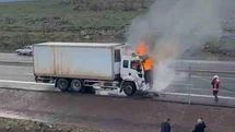 Bingöl'de Seyir Halindeki Kamyon Yandı