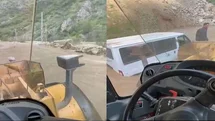 Hakkari'de Mahsur Kalan Minibüs Kurtarıldı