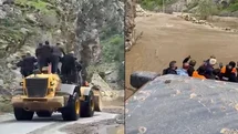 Kavaklı’da dere taştı: İşçiler kepçeyle taşındı