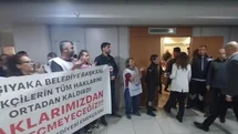 Karşıyaka’da memurlardan meclis girişi Başkan Ünsal’a alkışlı protesto