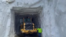Yüksekova'da Baharda Kar Mesaisi