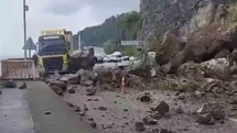 Artvin'de Heyelan Ulaşımı Engelledi