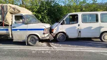 İki Araç Kafa Kafaya Çarpıştı
