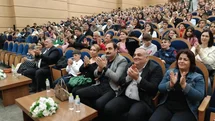 Sahnede öğrencileriyle şarkı söyleyen okul müdürü sosyal medyayı salladı