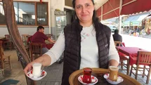 Burhaniye’de kahvehanelerde çay yerine süt içiliyor