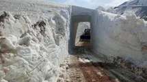 Yüksekova'da Kar Tünelleri Açıldı