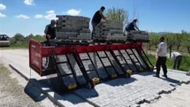 Çivril Belediyesi envanterine parke taşı serme makinesiyle genişletti