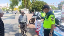 Trafik Haftası etkinliklerinde kurallara uyan 3 sürücüye plaket verildi