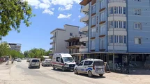 Balkona çıkan şahsı ekipler ikna ederek indirdi