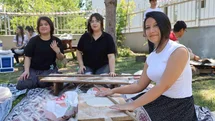 Kozan’da öğrenciler bahar şenliğinde şalvar giyip Adana sıkması pişirdi