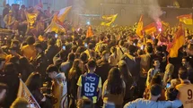 Fenerbahçeli Taraftarlar Galatasaray Kutlamasında Yer Aldı