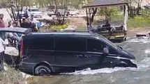 Konya'da Freni Boşalan Minibüs Çaya Düştü