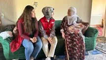 Kızılay Gönüllülerinden Anneler Günü Ziyareti
