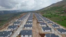 Sarp kayalıklar üzerine inşa edilen köy evleri, depremzedelere yuva oldu
