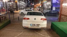 Komisyon kararına rağmen trafiğine kapalı sokakta park halindeki araç bitmiyor