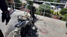 Alev alev yanan motosiklete motosikletli kuryeden müdahale