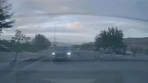 Aracın altında kalmaktan şans eseri kurtuldu