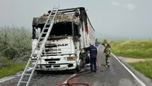 Seyir halindeyken aniden yanmaya başlayan tır kullanılamaz hale geldi