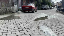 Bozuk Yolda Çocuklar Islanıyor