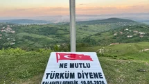 Zonguldak’ta gençler köylerinin zirvesine Türk bayrağı dikti