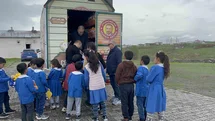Kars’ta Oyuncak Karavanı Çocukları Sevindirdi