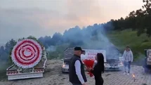 Evlilik teklifi için hazırlattığı dev çiçeği kurtarıcı ile taşıdı