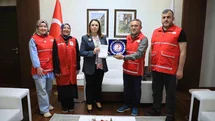 Vali Arslan, kurban bağışını Kızılay’a yaptı