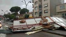 Fırtına Manisa'da Çatıyı Uçurdu