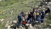 Kayalıklardan düşen yaşlı kadın kurtarıldı