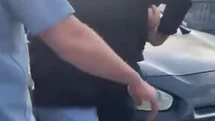 Önünü kestikleri servis sürücüsüne tehditler yağdırıp, darbetmeye çalıştılar