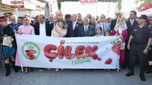 Emiralem Çilek Festivali'nin Görkemli Açılışı