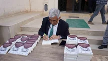Adıyaman'da Başkan Hallaç Kitap İmzaladı
