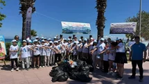 Kuşadası'nda Öğrenciler Sahilleri Temizledi