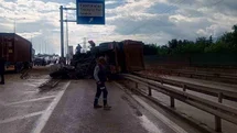 Kocaeli'de Kamyon Bariyere Çarptı
