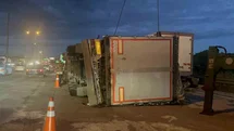 Pendik'te Tır Dorsesi Devrildi