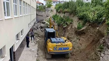 Selendi’de çöken okul duvarında yapım çalışmaları başladı
