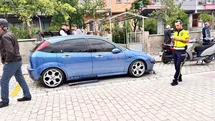 Kediden kaçarken park halindeki otomobile çarptılar